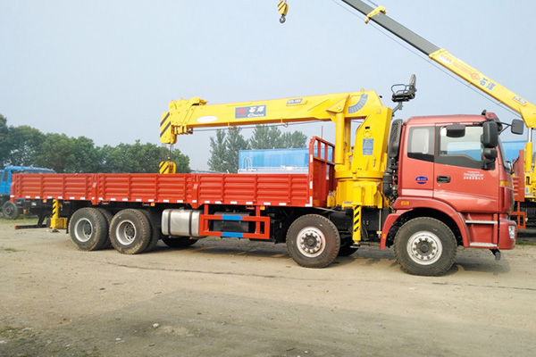 福田歐曼前四后八16噸隨車吊