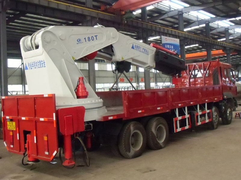 重汽豪沃150噸隨車吊