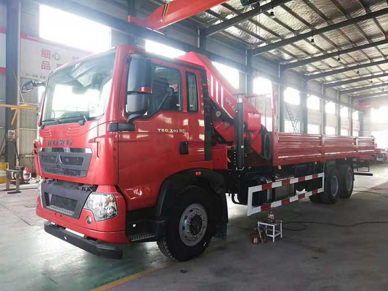 重汽豪沃14隨車吊(吊機后置)