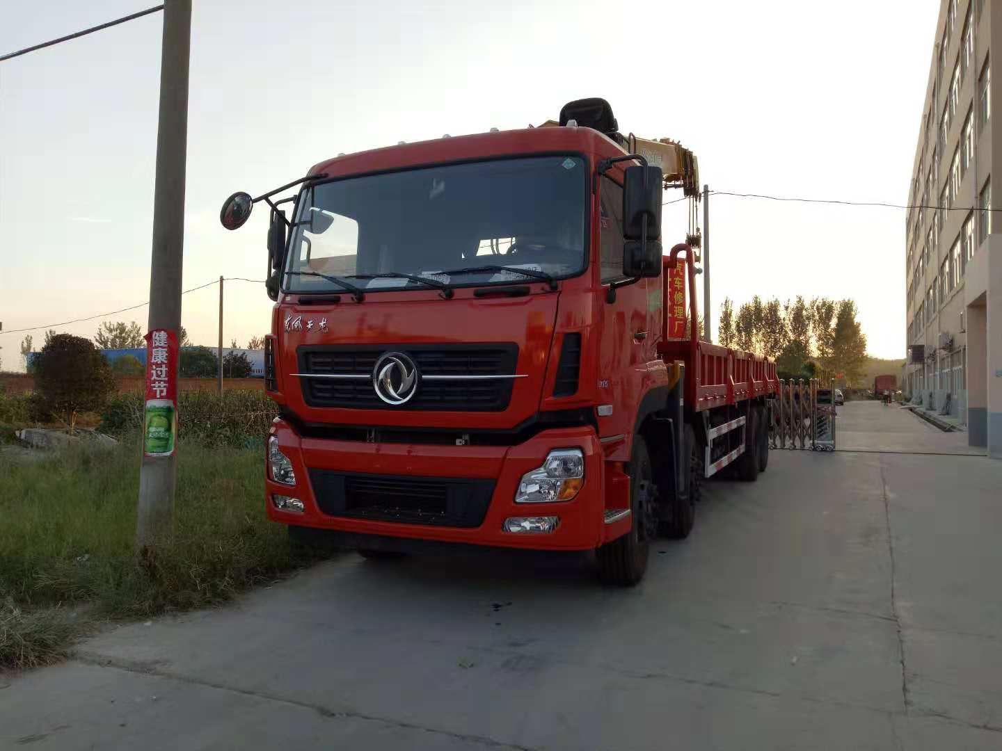 東風天龍前四后八14噸徐工隨車吊圖片展示2 東風天龍前四后八14噸徐工隨車吊圖片展示2