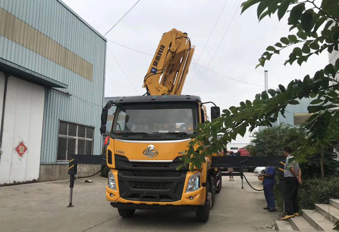 昊意遙控折臂吊機16噸柳汽乘龍隨車吊