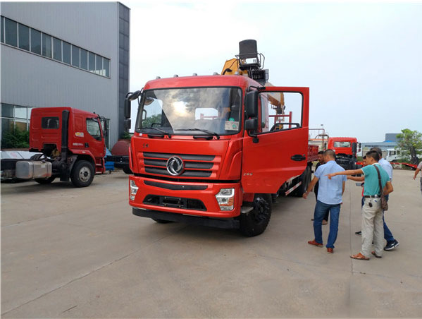 徐工吊機12噸東風(fēng)專底D3隨車吊圖片展示2 徐工吊機12噸東風(fēng)專底D3隨車吊圖片展示2