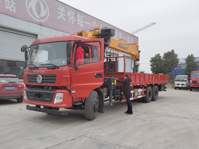 12噸東風隨車吊帶鉆頭副鉤遙控雙聯泵于一體多功能隨車吊