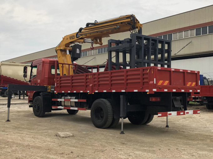 8噸東風隨車吊帶夾具多功能隨車吊圖片展示4 8噸東風隨車吊帶夾具多功能隨車吊圖片展示4