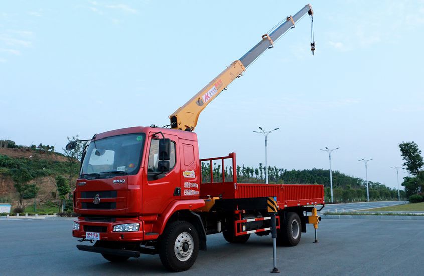 單橋6.3噸東風(fēng)柳汽隨車吊