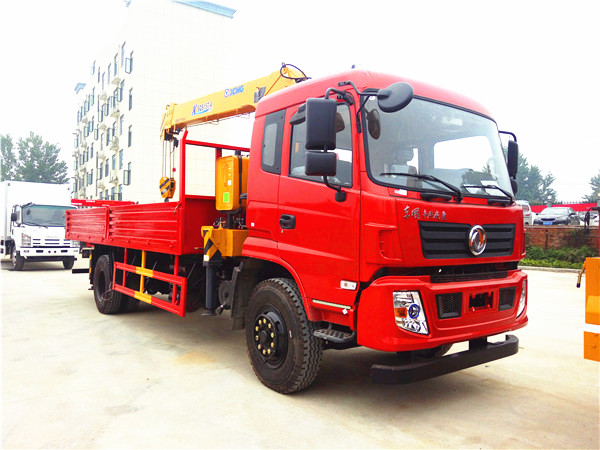 徐工6.3噸東風隨車吊（東風 -- 御虎6.3噸隨車起重運輸車）