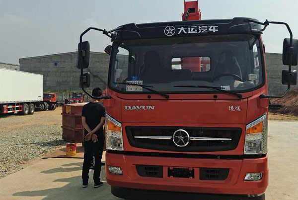 三一7噸大運隨車吊(大運7噸隨車起重運輸車)