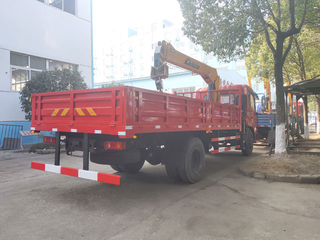 程力吊機6.3噸東風天錦隨車吊圖片展示4 程力吊機6.3噸東風天錦隨車吊圖片展示4