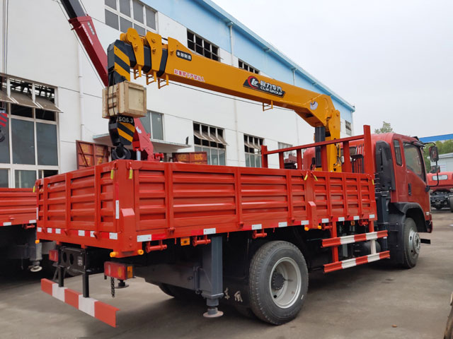 程力吊機6.3噸大運運途隨車吊圖片展示4 程力吊機6.3噸大運運途隨車吊圖片展示4