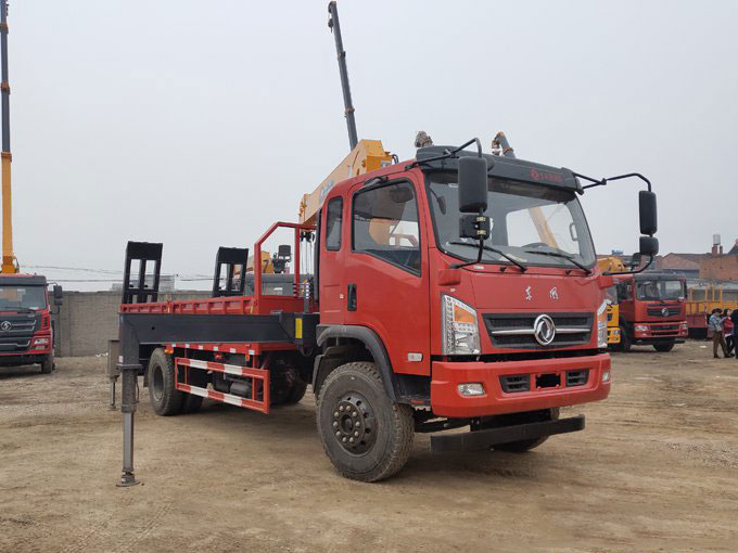 程力吊機6.3噸東風御虎D912隨車吊帶爬梯