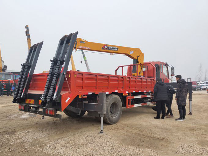 程力吊機6.3噸東風御虎D912隨車吊帶爬梯圖片展示3 程力吊機6.3噸東風御虎D912隨車吊帶爬梯圖片展示3