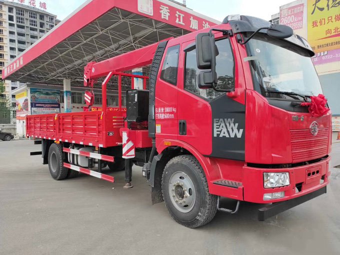 程力吊機6.3噸解放J6隨車吊