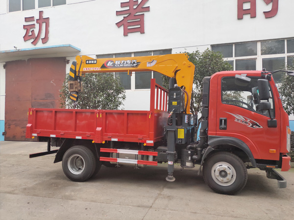 藍(lán)牌程力5噸重汽王牌隨車吊