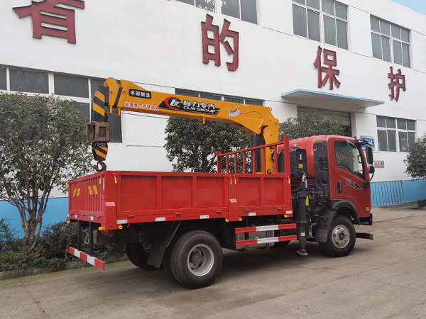 藍(lán)牌程力5噸重汽王牌隨車吊圖片展示4 藍(lán)牌程力5噸重汽王牌隨車吊圖片展示4