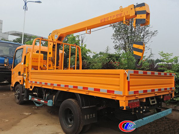 藍牌騰宇3.2噸唐駿隨車吊(唐駿3.2噸隨車起重運輸車)