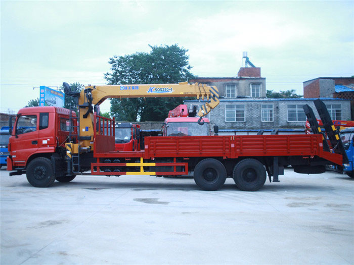 南京陸總訂購東風專底后八輪徐工10噸隨車吊帶爬梯