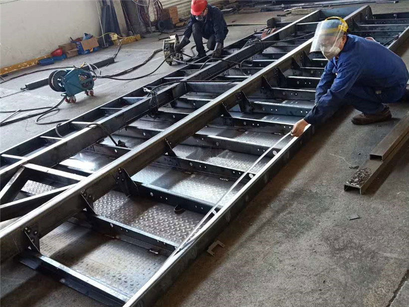 隨車吊冷鉚車廂,抗變形、抗開裂、結實耐用