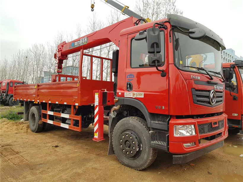 拉移動(dòng)活動(dòng)房用什么樣的隨車吊車?