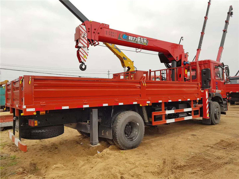 拉移動(dòng)活動(dòng)房用什么樣的隨車吊車?