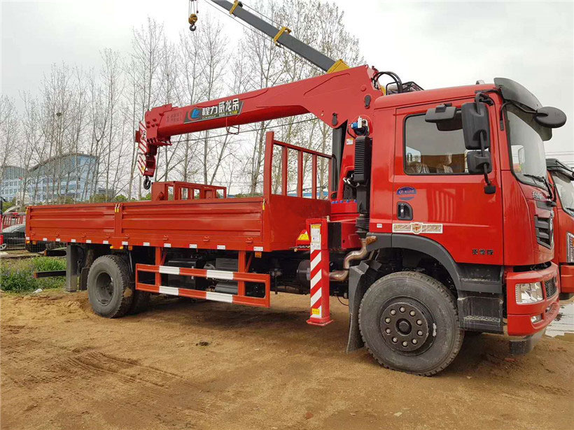 拉移動(dòng)活動(dòng)房用什么樣的隨車吊車?