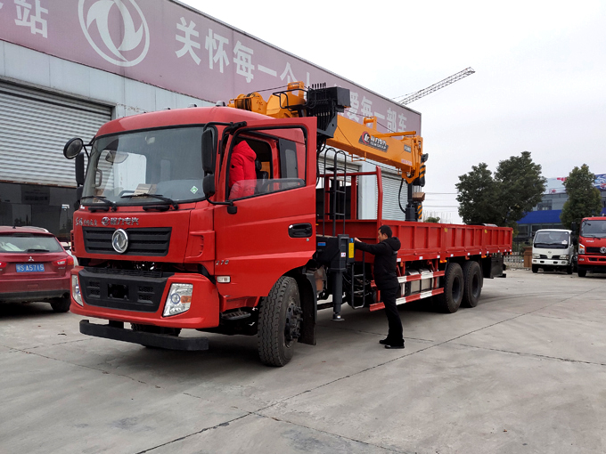 12噸東風隨車吊帶鉆頭副鉤遙控雙聯泵于一體多功能隨車吊