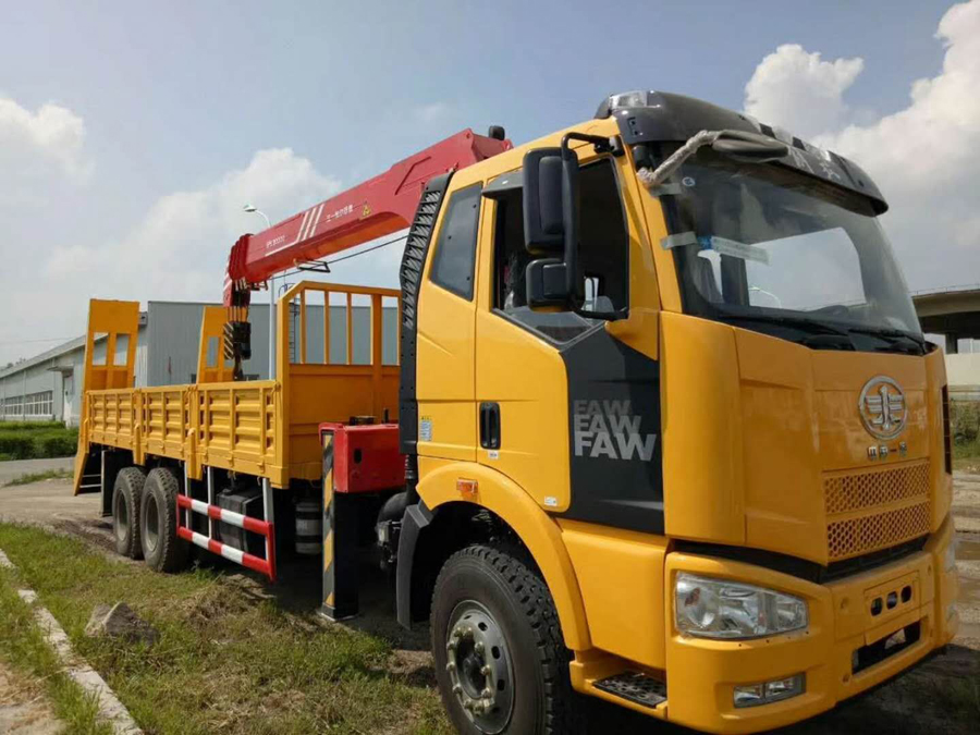 解放J6三一12噸隨車吊圖片展示2 解放J6三一12噸隨車吊圖片展示2