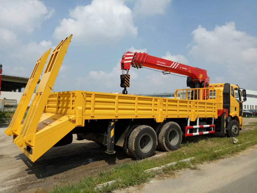解放J6三一12噸隨車吊圖片展示3 解放J6三一12噸隨車吊圖片展示3