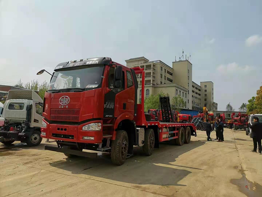 解放j6前四后八平板準(zhǔn)備發(fā)往山東