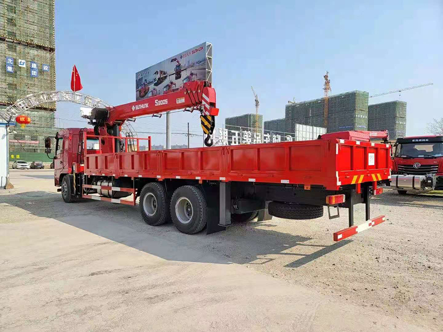 陜汽軒德X6 宏昌天馬12噸隨車吊圖片展示5 陜汽軒德X6 宏昌天馬12噸隨車吊圖片展示5