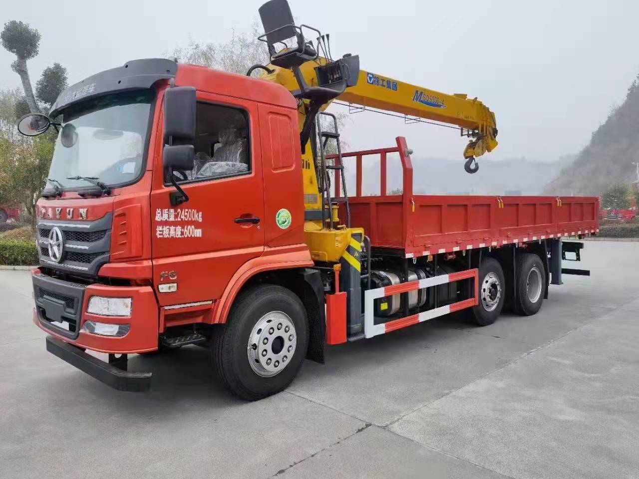 大運隨車吊徐工8噸吊機 現(xiàn)車降價2萬元