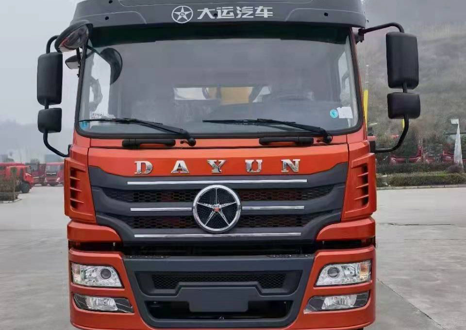 大運隨車吊徐工8噸吊機 現(xiàn)車降價2萬元